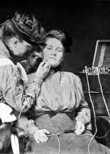 1903 Electrolysis in a Marinello salon
