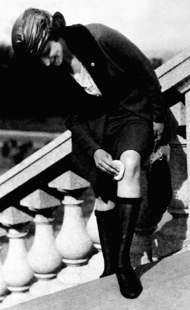 1921 A flapper powdering her legs