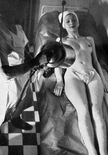 1938 Paraffin treatment in a Paris salon