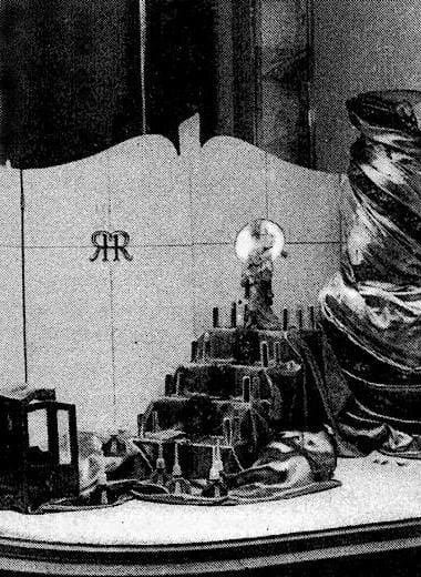 1951 Chen Yu lipstick display in Paris
