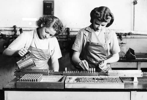 1948 Making lipsticks in the Balmain factory