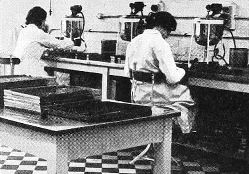 1939 Pouring lipsticks into moulds