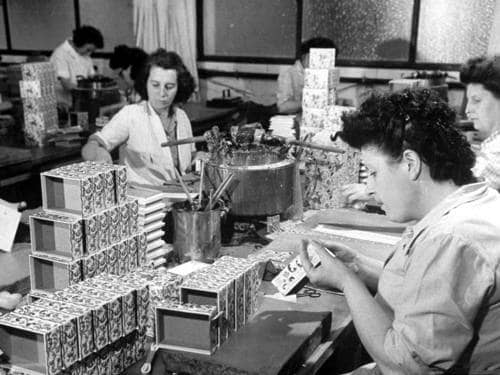 1947 French workers making Muse perfume boxes