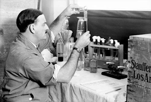 1931 Chemist working in the Doraldina factory