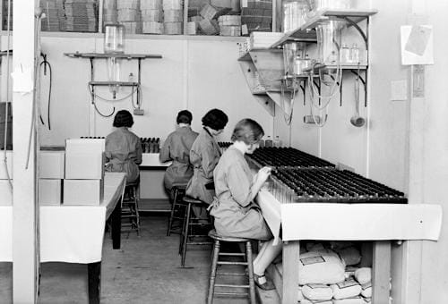 1931 Women labelling bottles on North Hollywood Boulevard