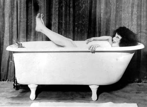 1923 Edna Wallace Hopper in bathtub