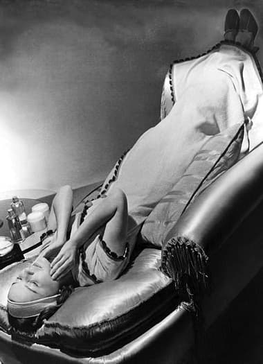 1936 Woman reclining in the Beauty-Angle position