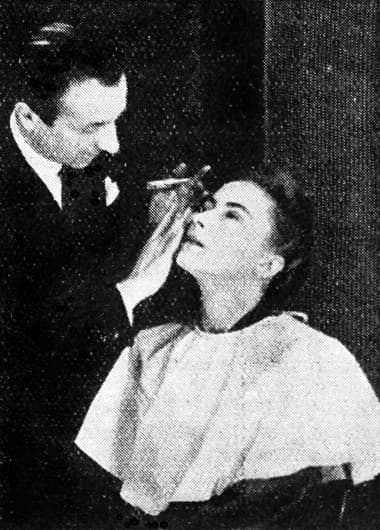 1946 Client receiving a make-up demonstration