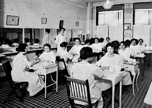 1916 Manicure class at a Marinello School
