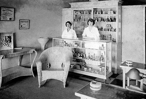1921 A Marinello salon