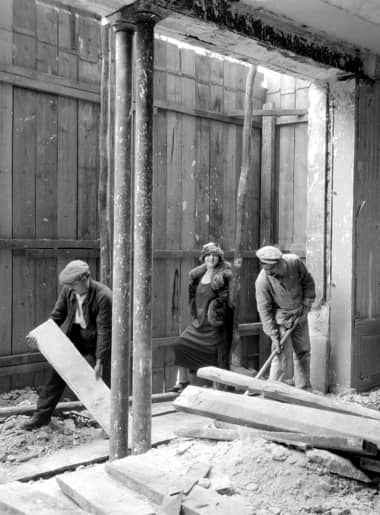 c.1926 Lina Cavalieri viewing the construction of the Institut de Beaute