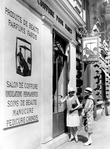1928 clients entering the salon