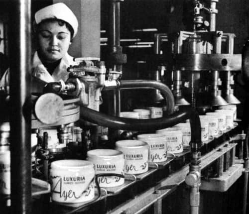 1962 Filling jars of Luxuria
