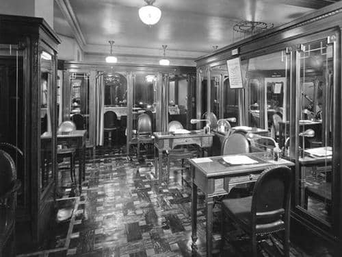 1932 Manicure stations