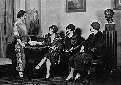 1925 Helena Rubinstein and clients in the New York salon