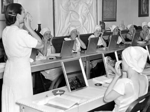 1937 Mala Rubinstein conducting a beauty class