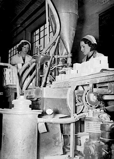 1933 Women filling powder boxes in the Tokalon factory