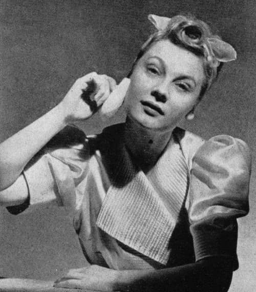 1939 Woman using an Ardena Face Moulder