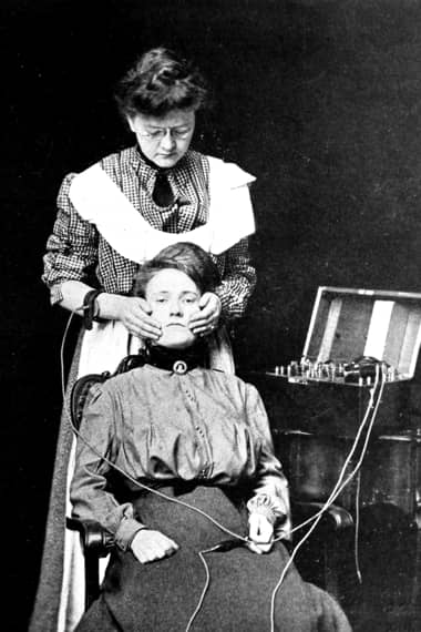 1903 Indirect facial massage using a faradic current