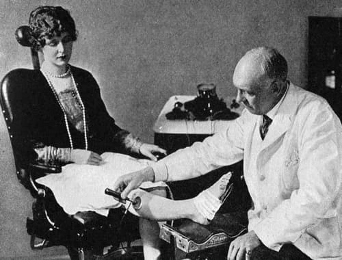 1926 Chiropodist using a sinusoidal current on the leg of a client