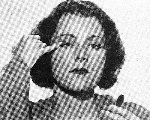 1932 Applying eye shadow