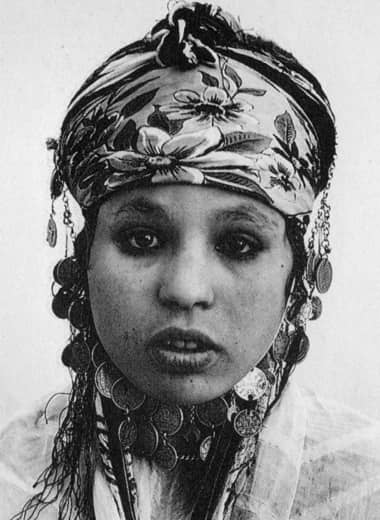 Algerian woman wearing kohl