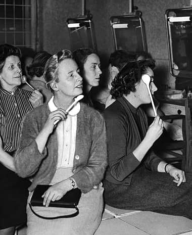 1957 Women at a beauty demonstration
