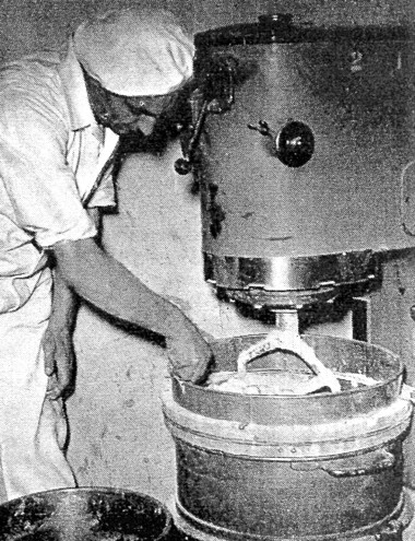 1947 Mixing Pan-cake