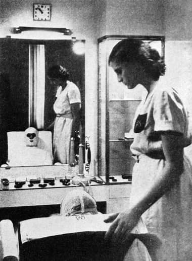 1931 Cubicle in the Paris salon