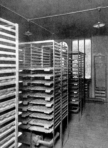 1925 Trays of pastels in the Pantin factory