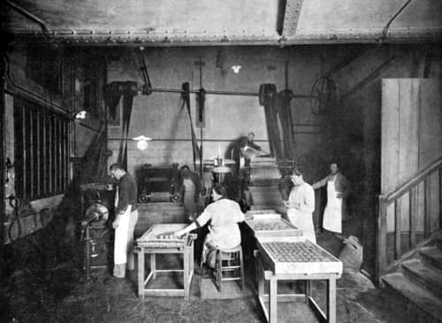 1925 Making soap