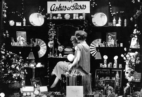 1927 Window display for Ashes of Roses