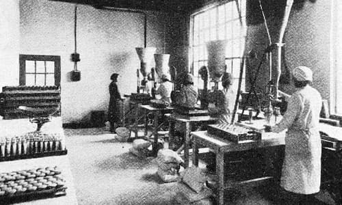 1934 Filling face powder boxes at Croydon
