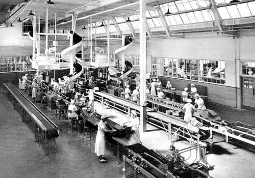 1938 Face cream assembly line