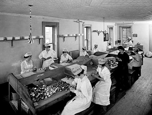 1919 Making face powder and rouge boxes at Crystal Chemical