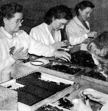 1951 Capping and labelling lipsticks in Courbevoie