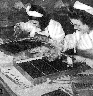 1951 Extracting lipsticks from their moulds iin Courbevoie