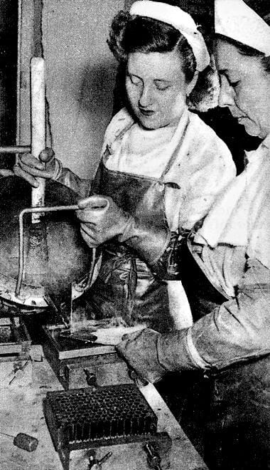 1951 Pouring iquid lipstick into moulds in Courbevoie