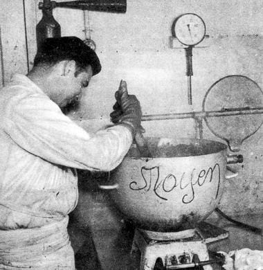 1951 Mixing lipstick in Courbevoie
