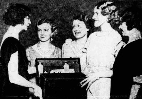 1935 Irene Leslie presenting a prize of Rudemar cosmetics